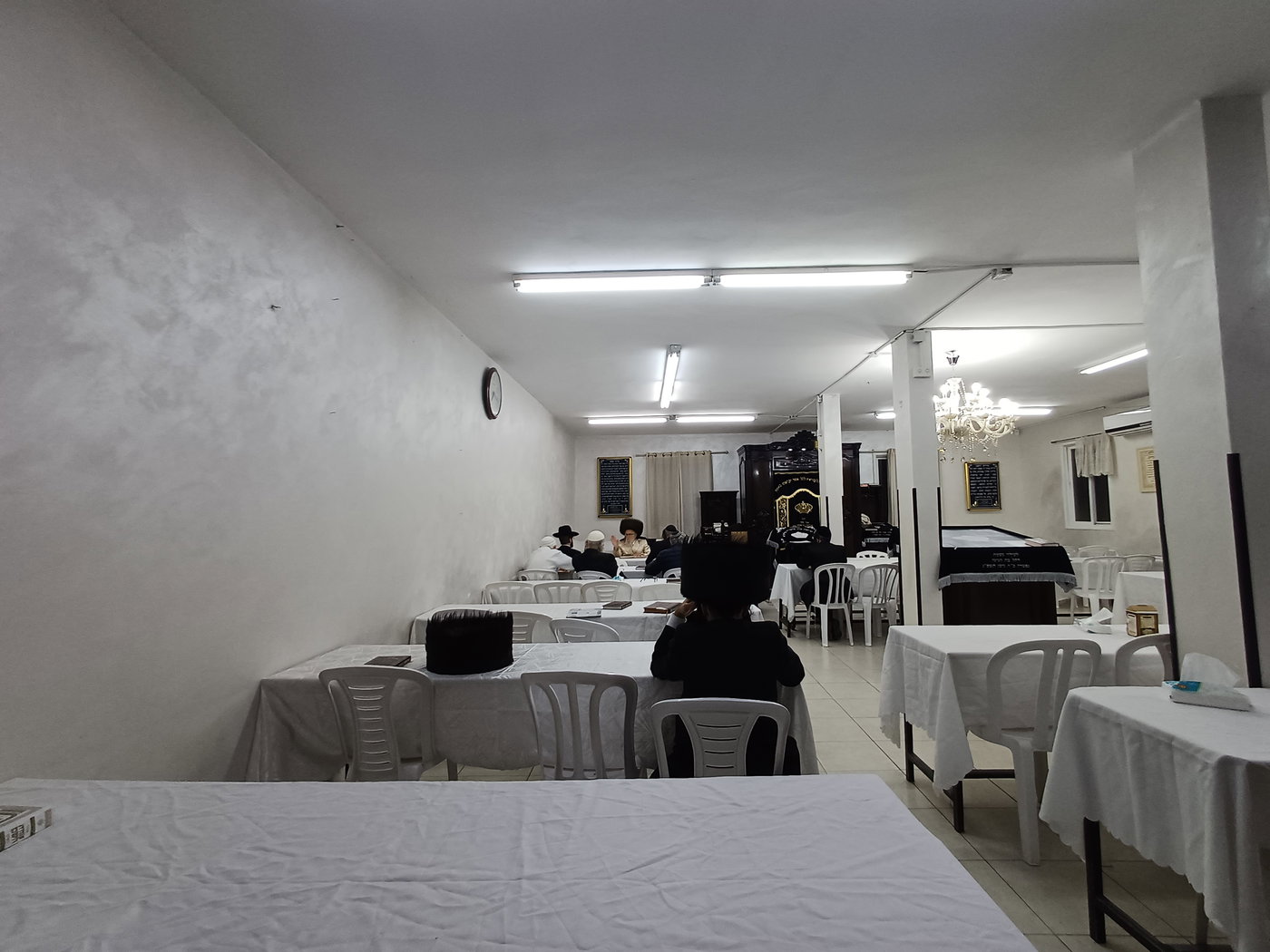 האדמו"ר מזלאטשוב במסירת שיעור בחוה"מ פסח