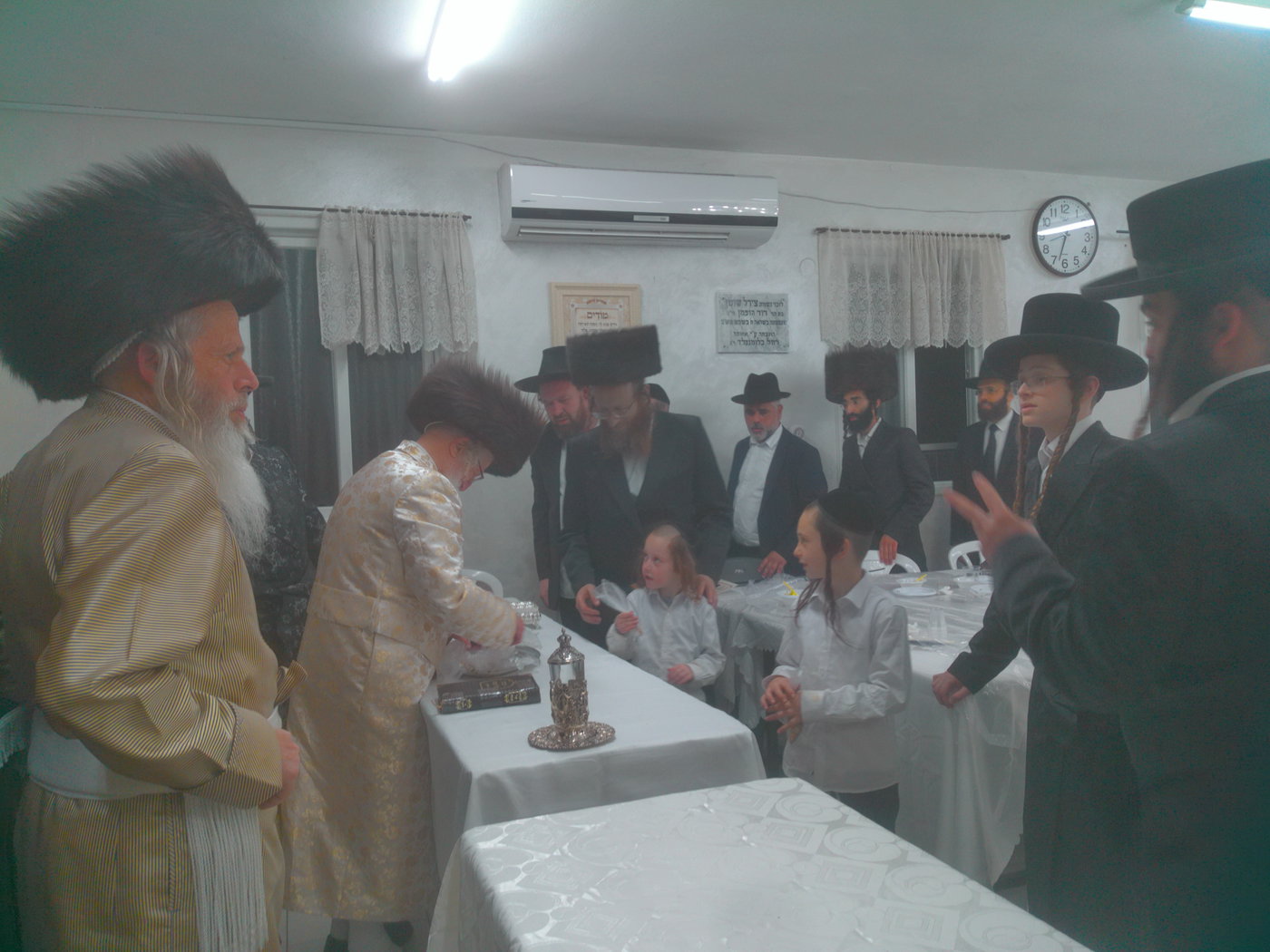 האדמו"ר מזלאטשוב בטיש מוצאי שביעי של פסח