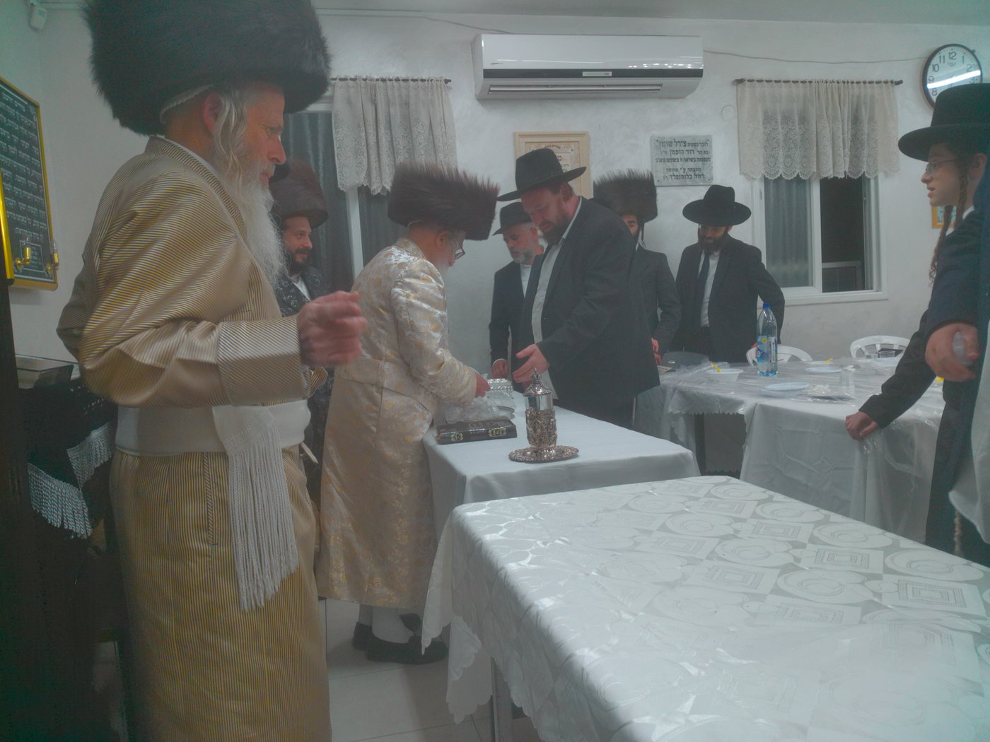 האדמו"ר מזלאטשוב בטיש מוצאי שביעי של פסח