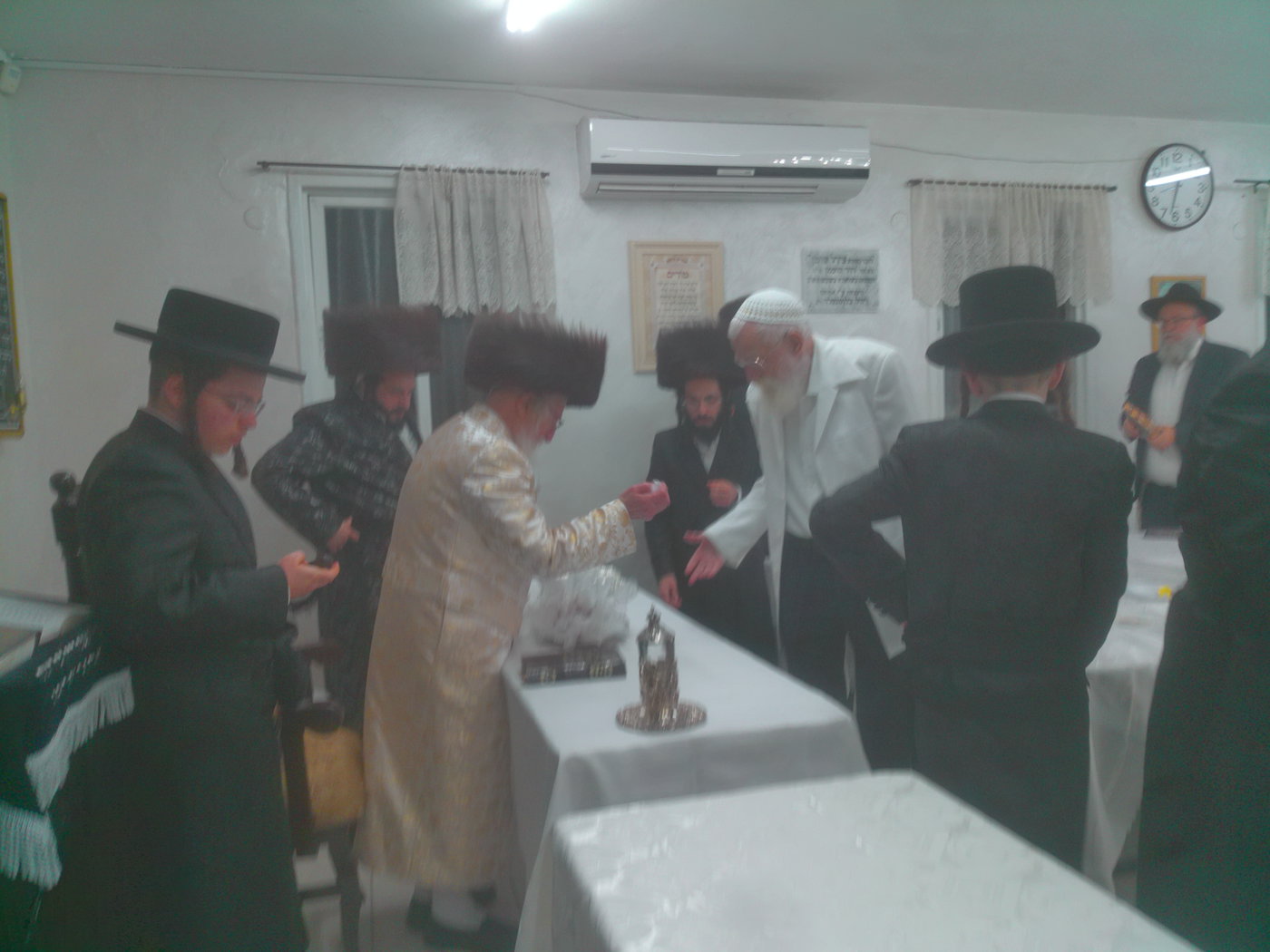 האדמו"ר מזלאטשוב בטיש מוצאי שביעי של פסח