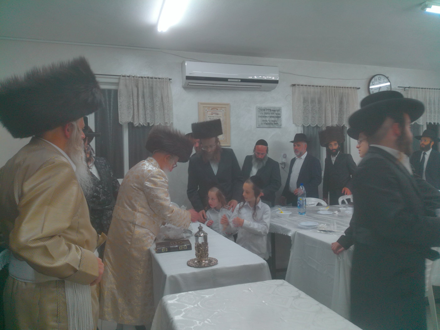 האדמו"ר מזלאטשוב בטיש מוצאי שביעי של פסח