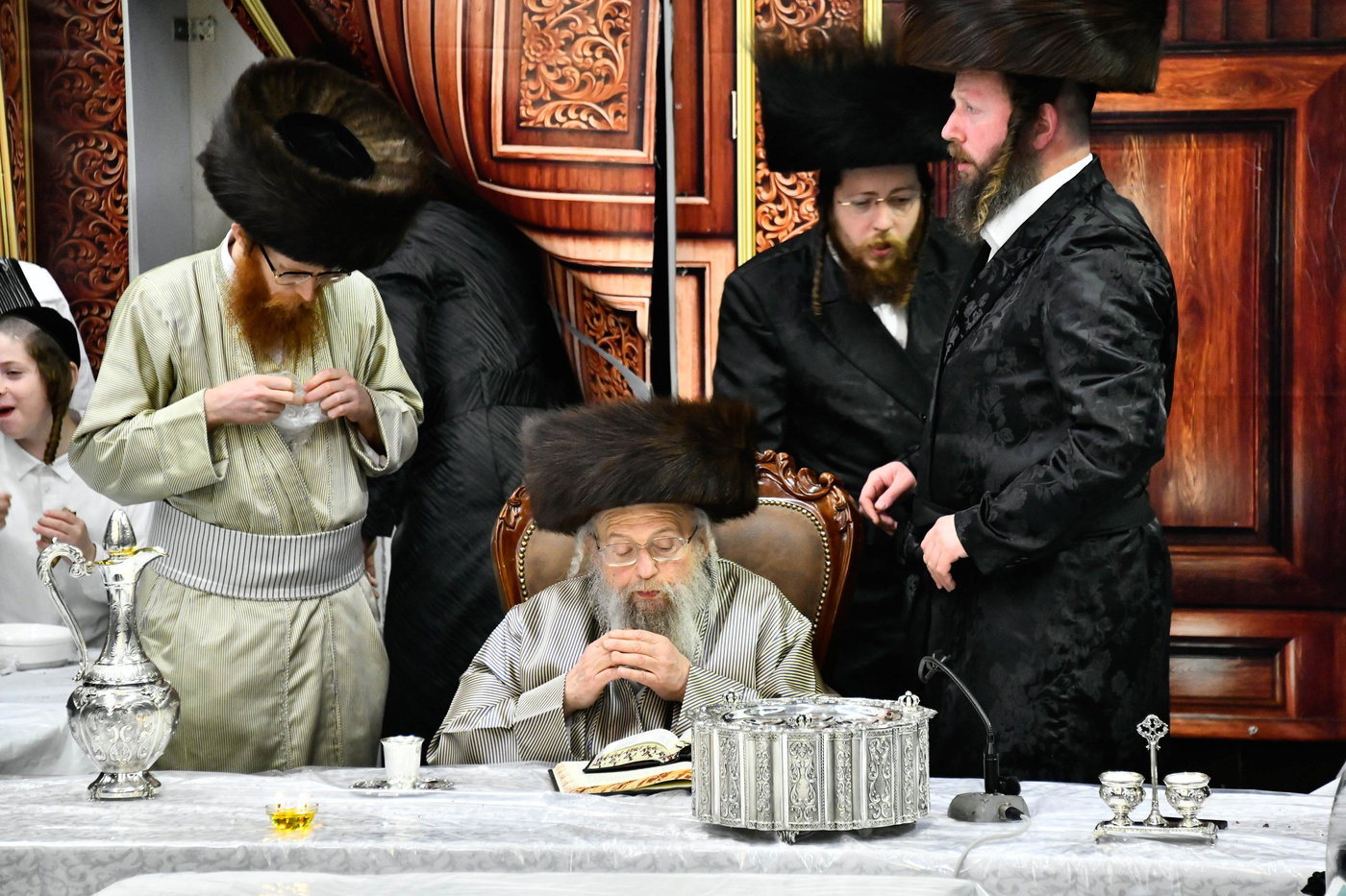האדמו"ר מפינסק קרלין בטיש חוה"מ פסח