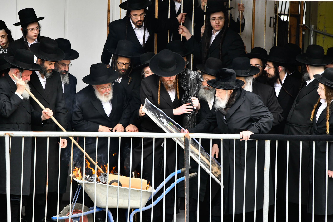 האדמו"ר מגור בשריפת חמץ