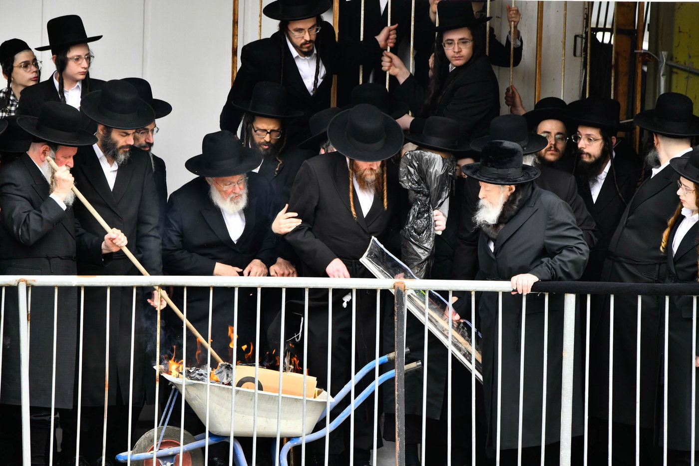 האדמו"ר מגור בשריפת חמץ