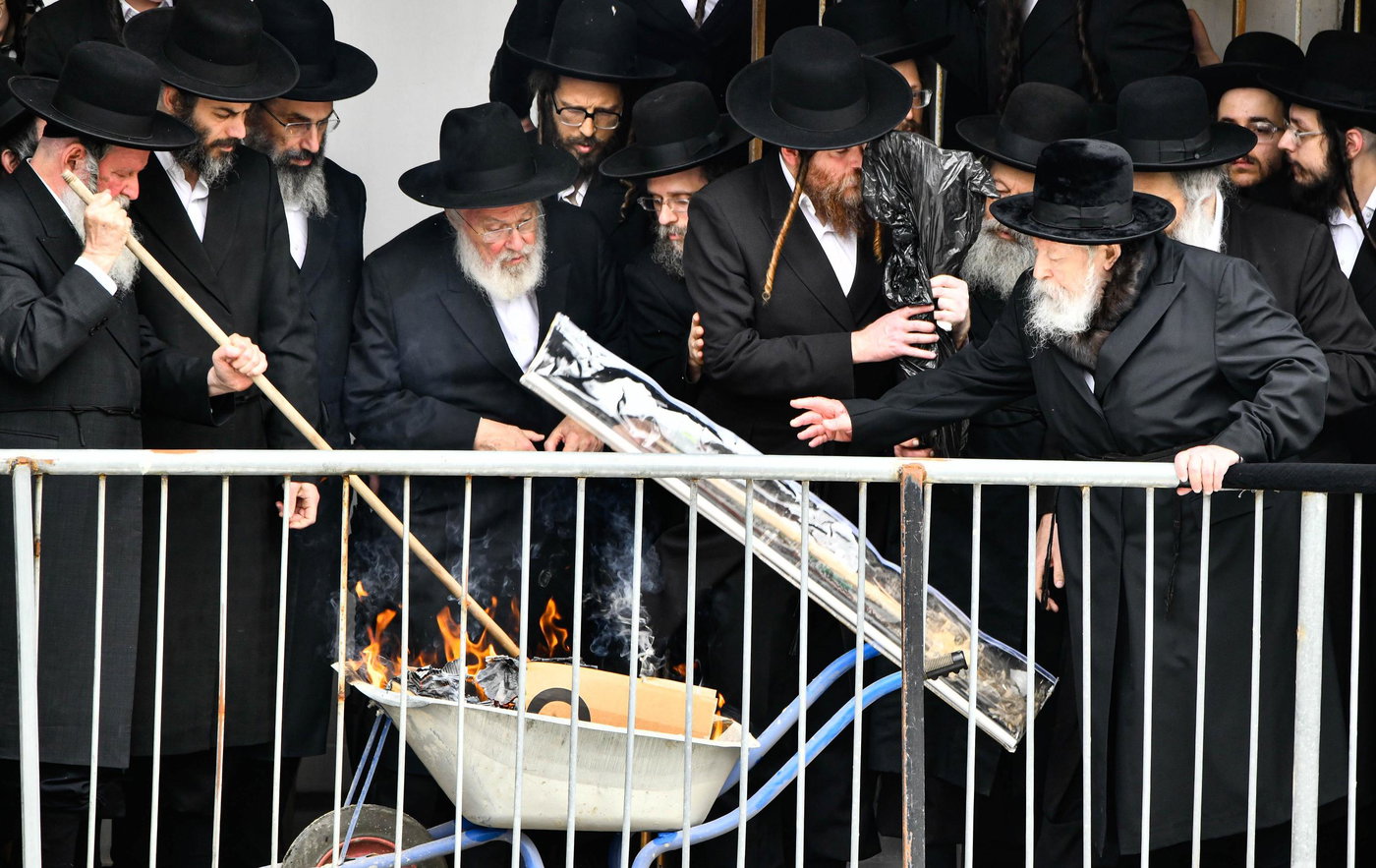 האדמו"ר מגור בשריפת חמץ