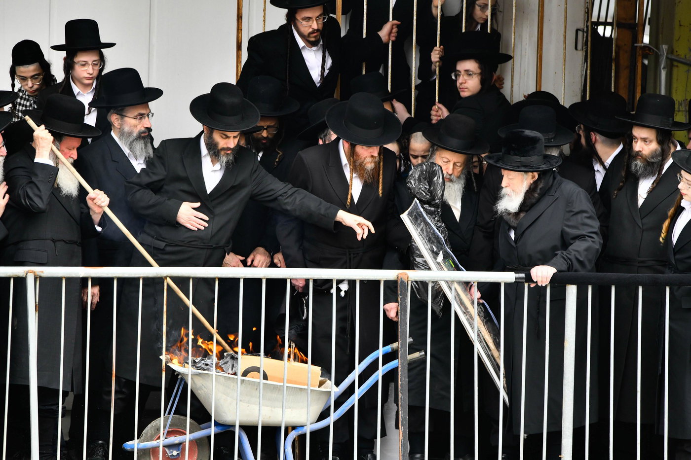 האדמו"ר מגור בשריפת חמץ