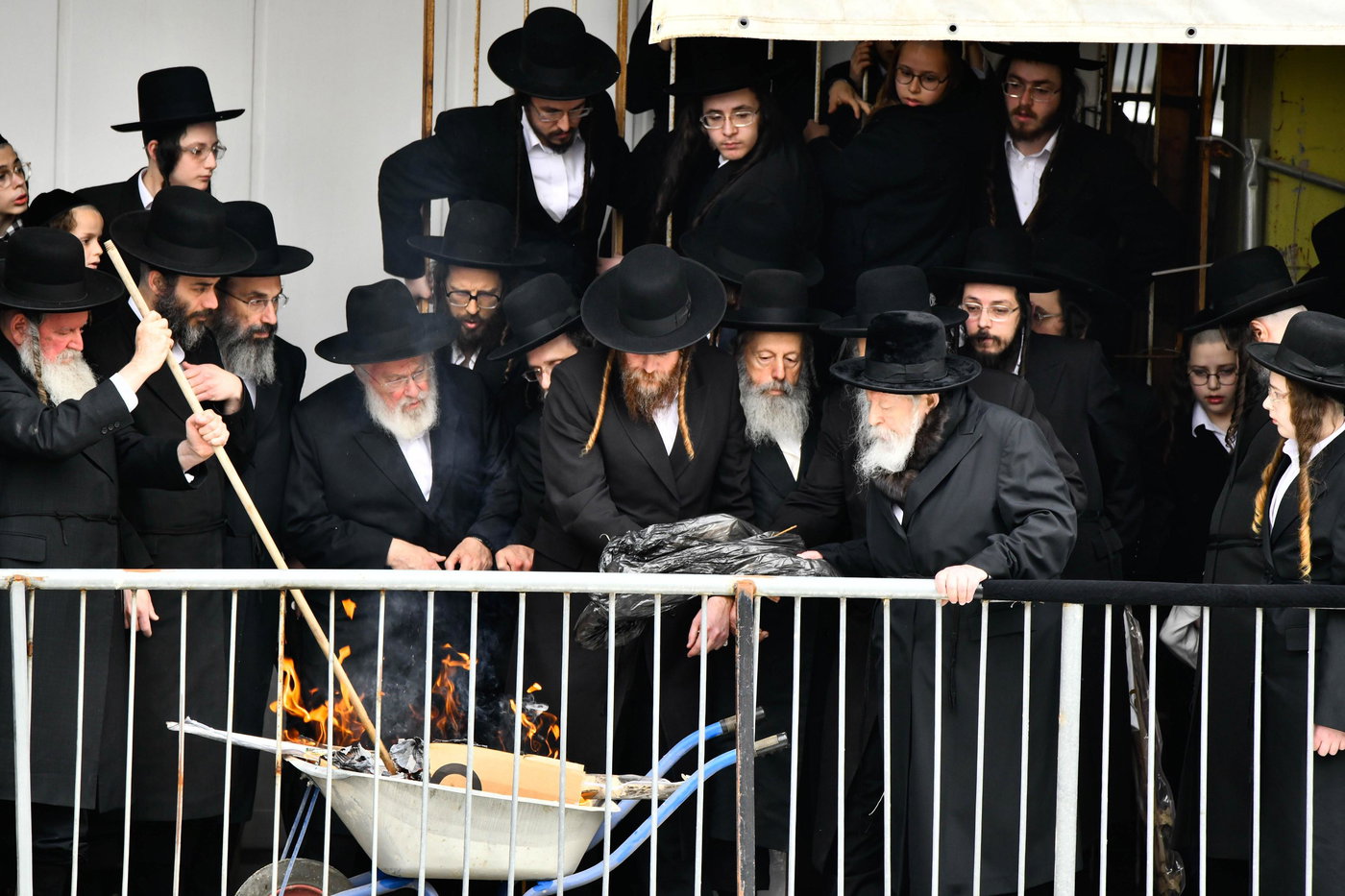 האדמו"ר מגור בשריפת חמץ