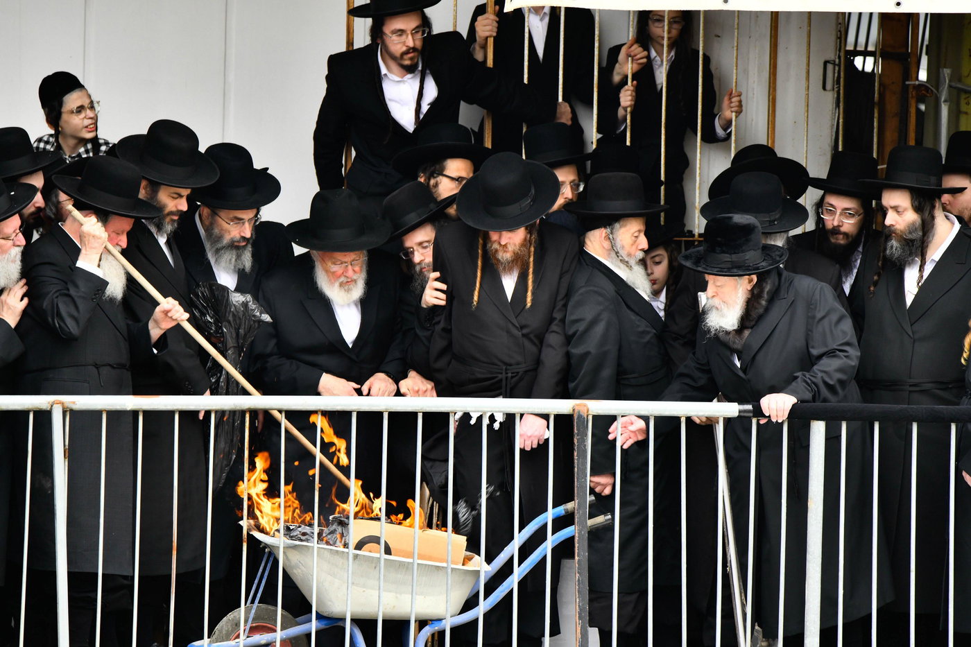 האדמו"ר מגור בשריפת חמץ