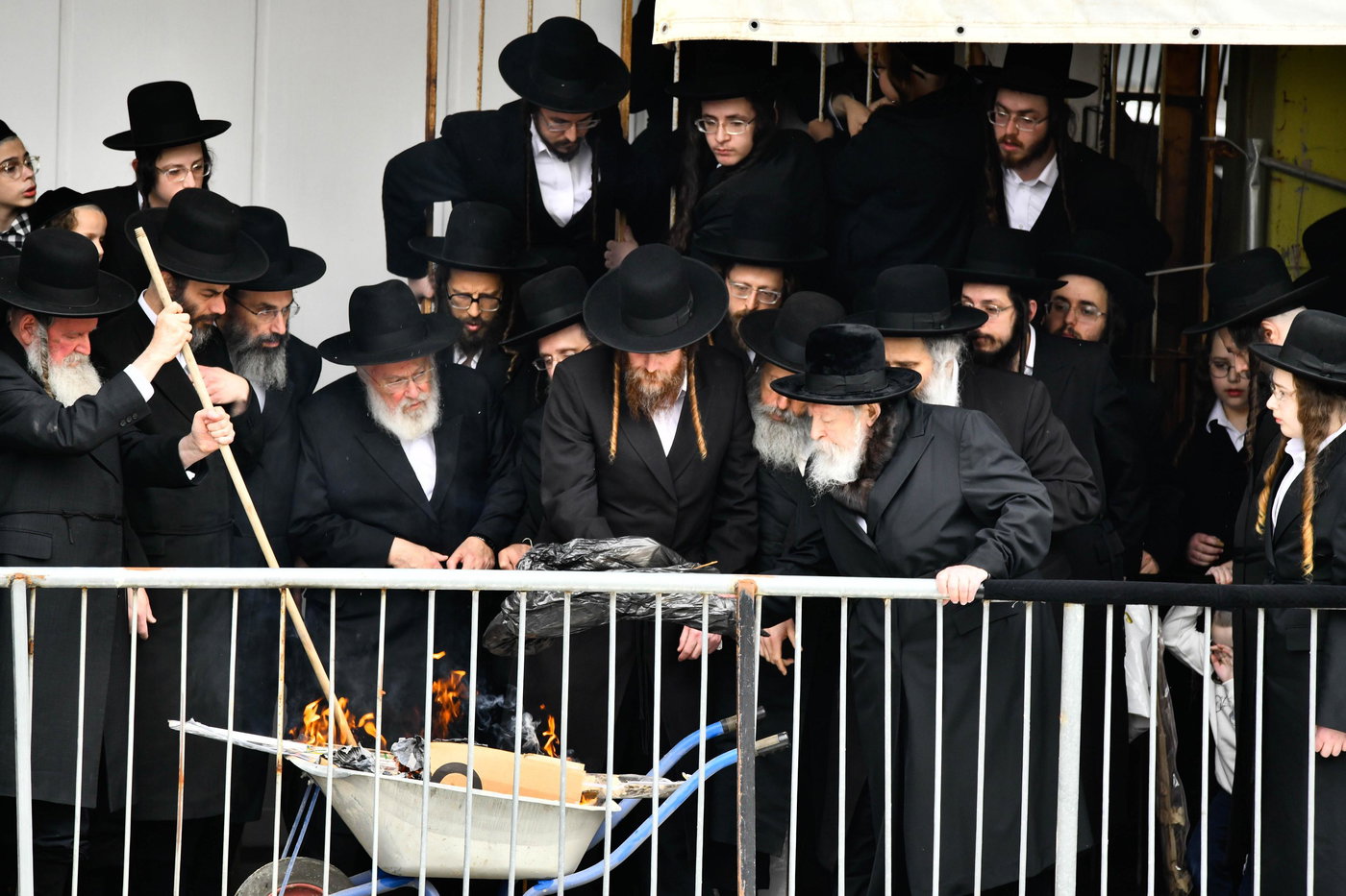 האדמו"ר מגור בשריפת חמץ