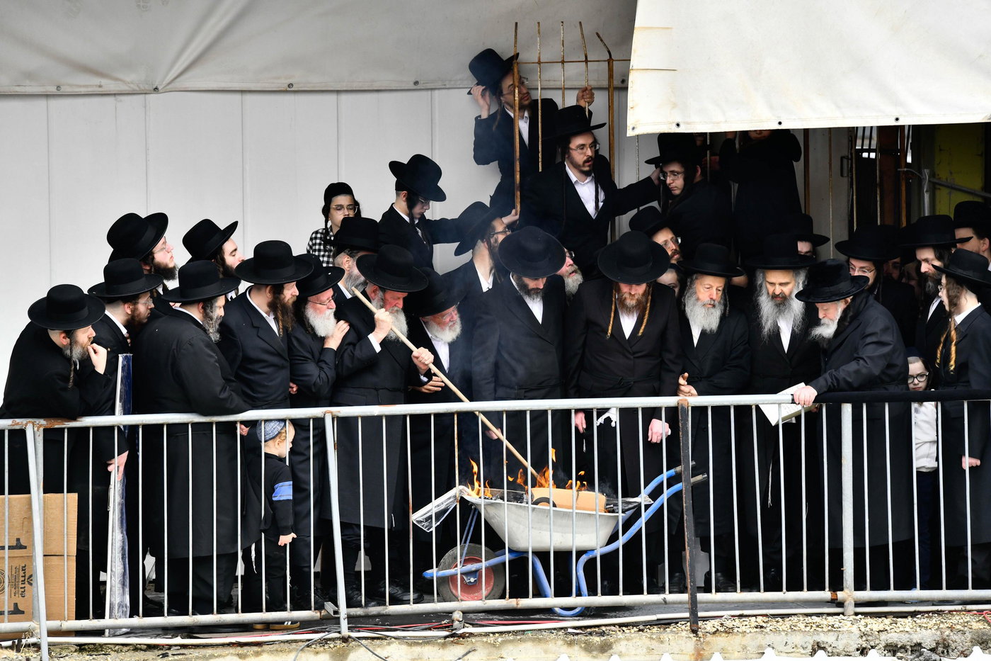 האדמו"ר מגור בשריפת חמץ