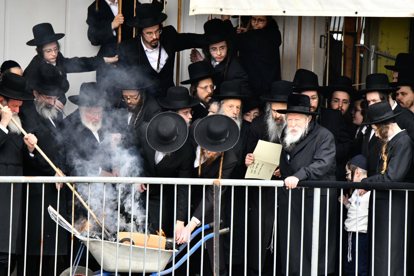 האדמו"ר מגור בשריפת חמץ