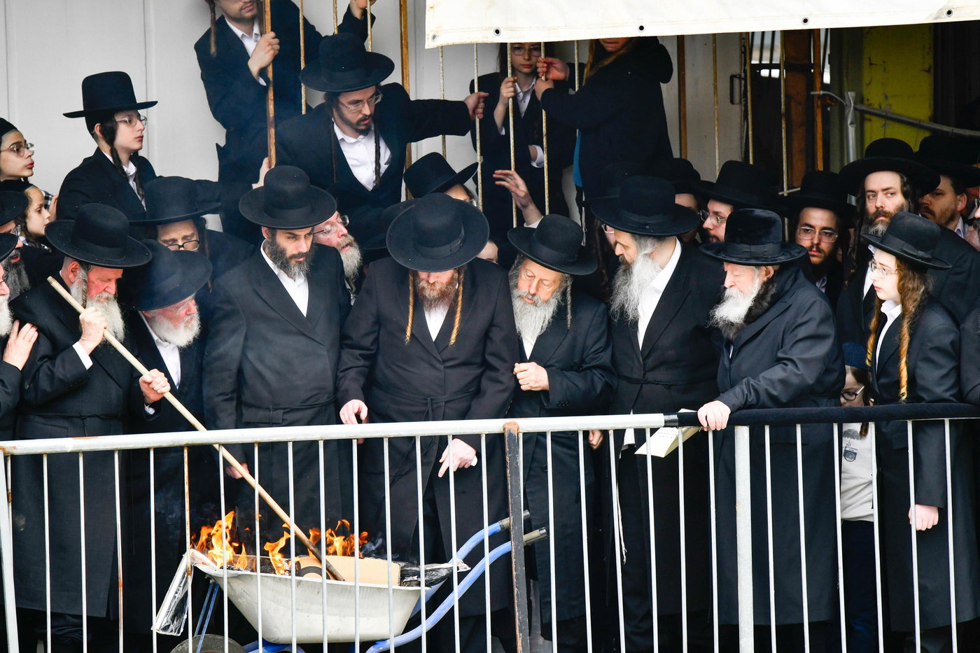 האדמו"ר מגור בשריפת חמץ