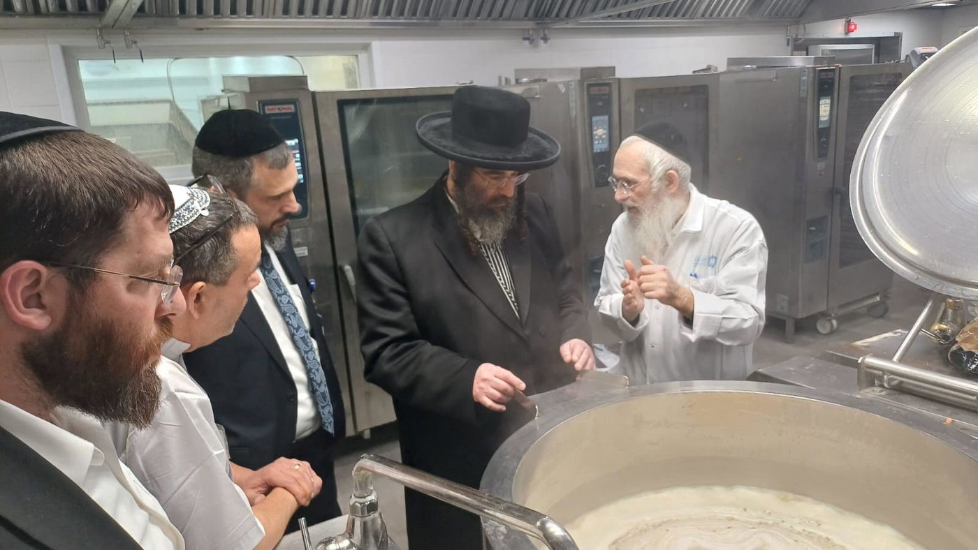 בדיקת נהלי ההכשרה לפסח עם הרב שפרונג הרב פולק, הרב גולדשמידט ומנהל המטבח