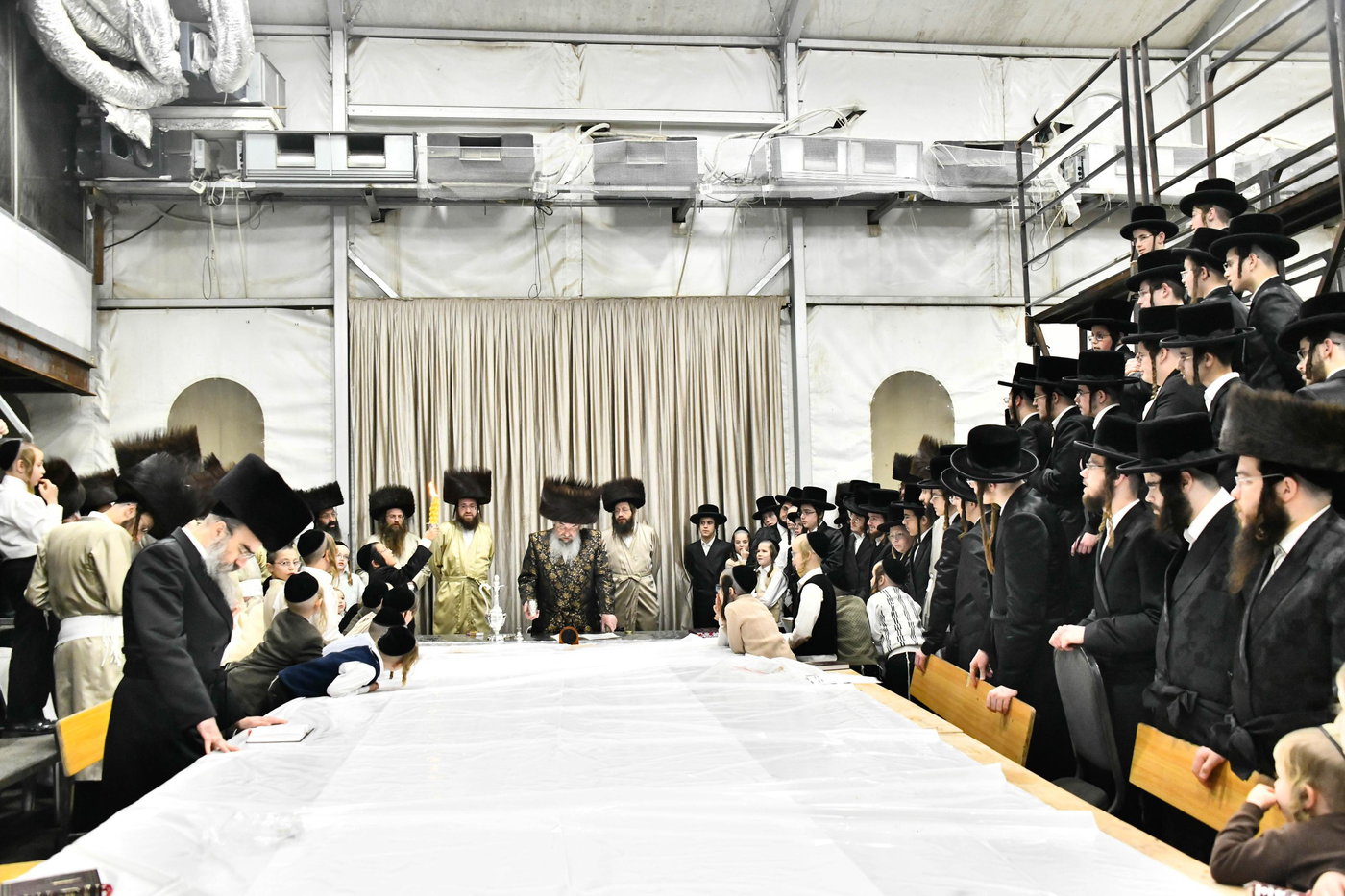 האדמו"ר מלעלוב בטיש חוה"מ פסח