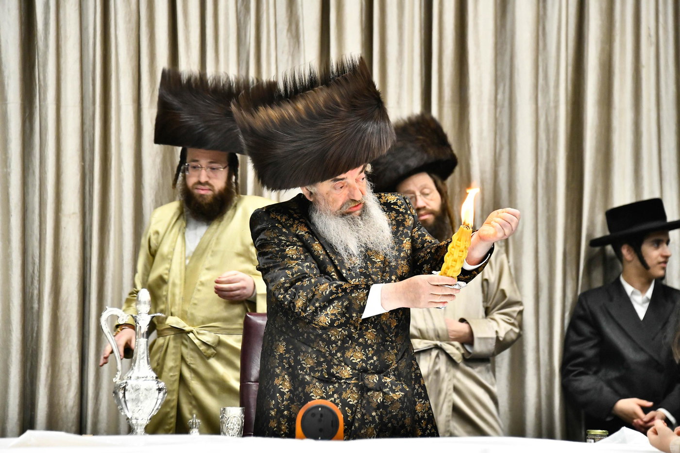 האדמו"ר מלעלוב בטיש חוה"מ פסח