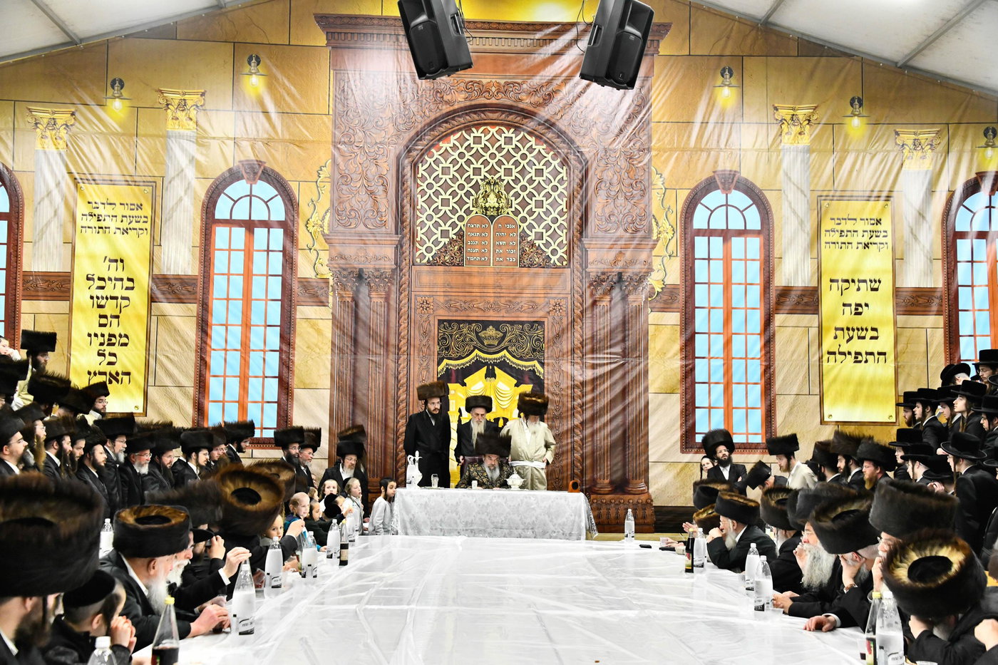 האדמו"ר מלעלוב בטיש חוה"מ פסח