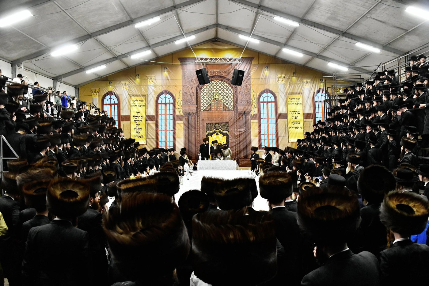 האדמו"ר מלעלוב בטיש חוה"מ פסח