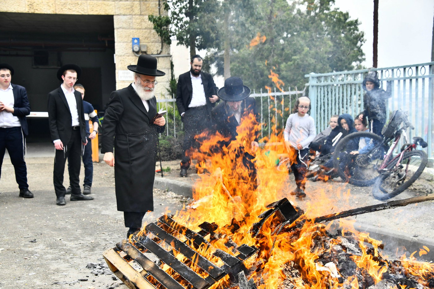הגאון רבי בנימין אלישיב בשריפת חמץ
