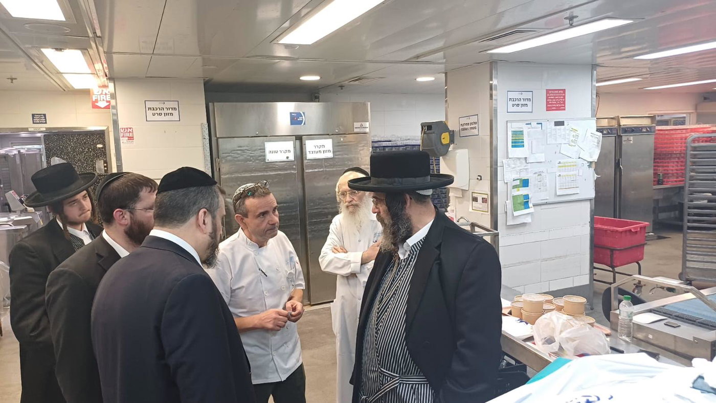 בסיור במטבח עם השף המנהל מוטי בוחבוט