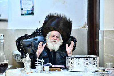 האדמו"ר מקאסוב ויזניץ בטיש חוה"מ פסח