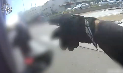 נתפס בחולצתו תוך כדי נהיגה: מרדף אופנוענים חריג בעיר הדרומית | צפו