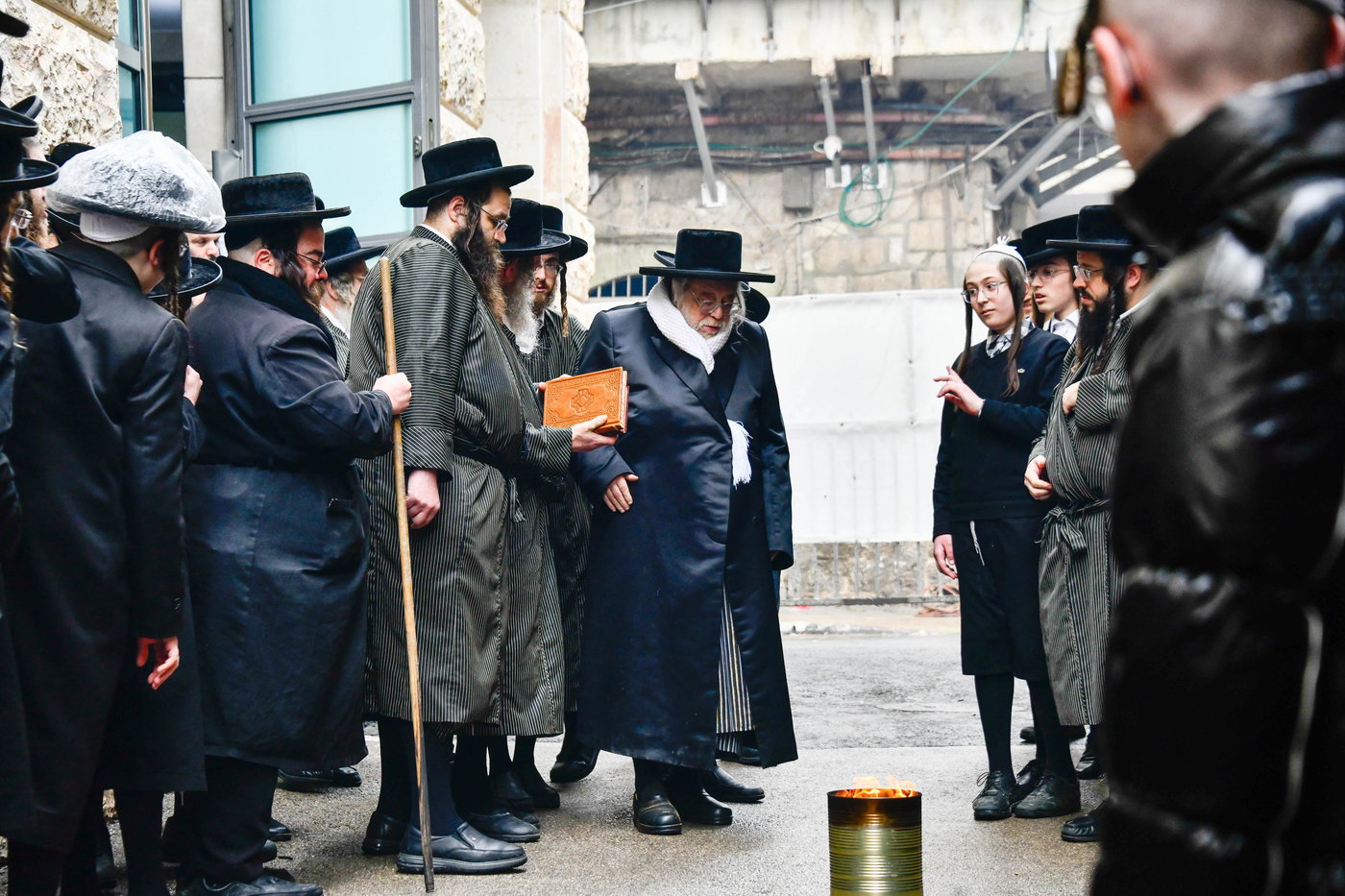 האדמו"ר מתולדות אהרן בשריפת חמץ