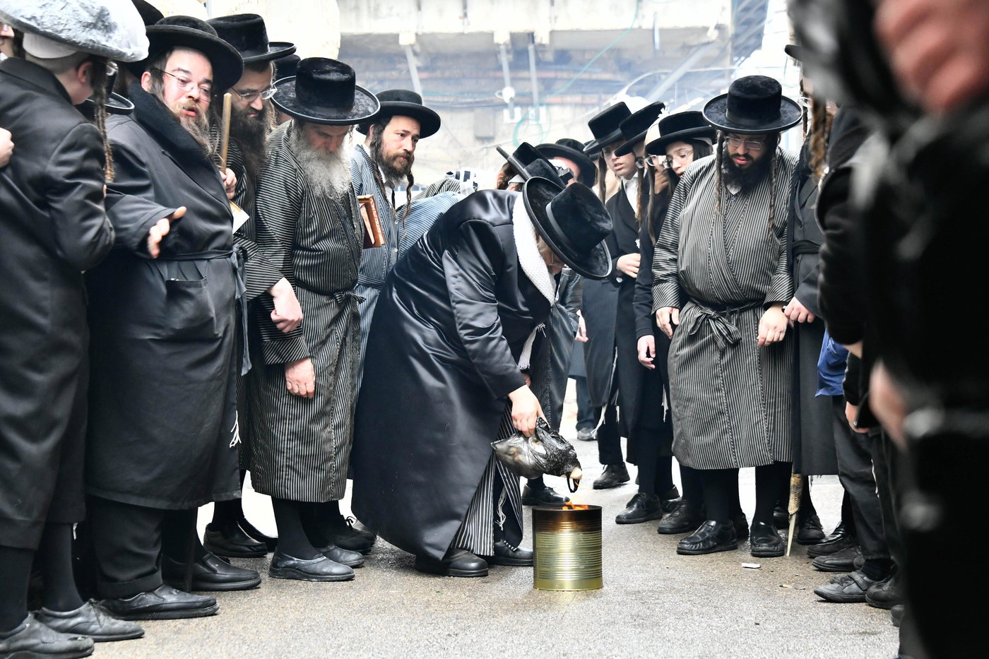 האדמו"ר מתולדות אהרן בשריפת חמץ