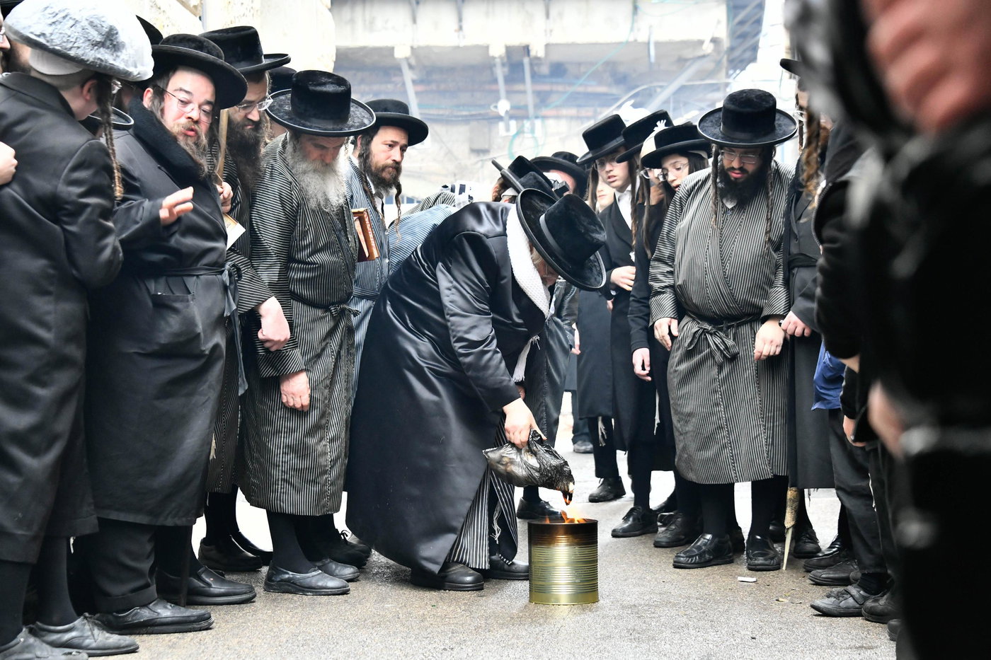 האדמו"ר מתולדות אהרן בשריפת חמץ