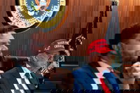 טראמפ עם סגנו ואנס בחדר המצב בבית הלבן