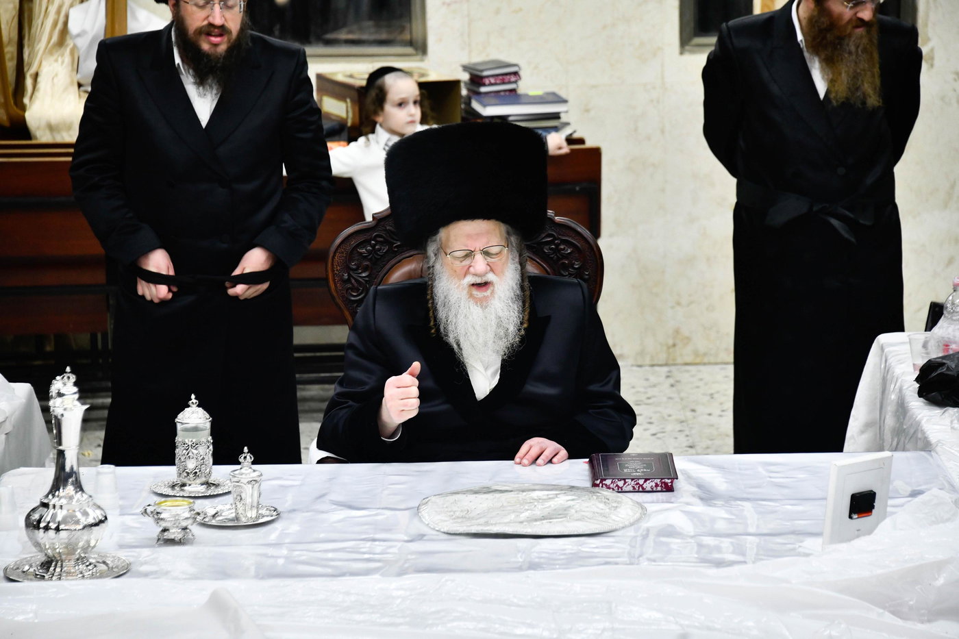 האדמו"ר ממודז'יץ בטיש נעילת החג פסח