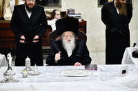 האדמו"ר ממודז'יץ בטיש נעילת החג פסח