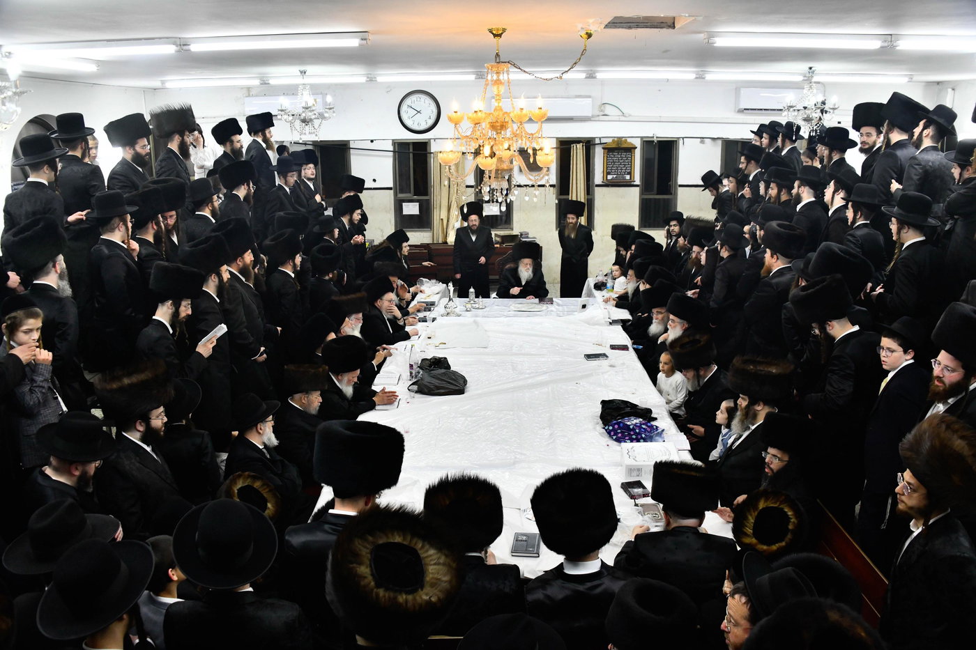 האדמו"ר ממודז'יץ בטיש נעילת החג פסח