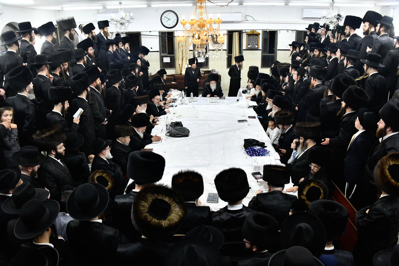 האדמו"ר ממודז'יץ בטיש נעילת החג פסח