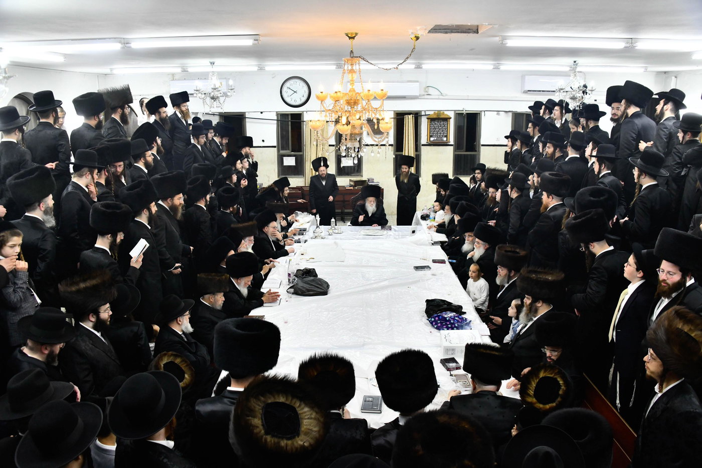 האדמו"ר ממודז'יץ בטיש נעילת החג פסח