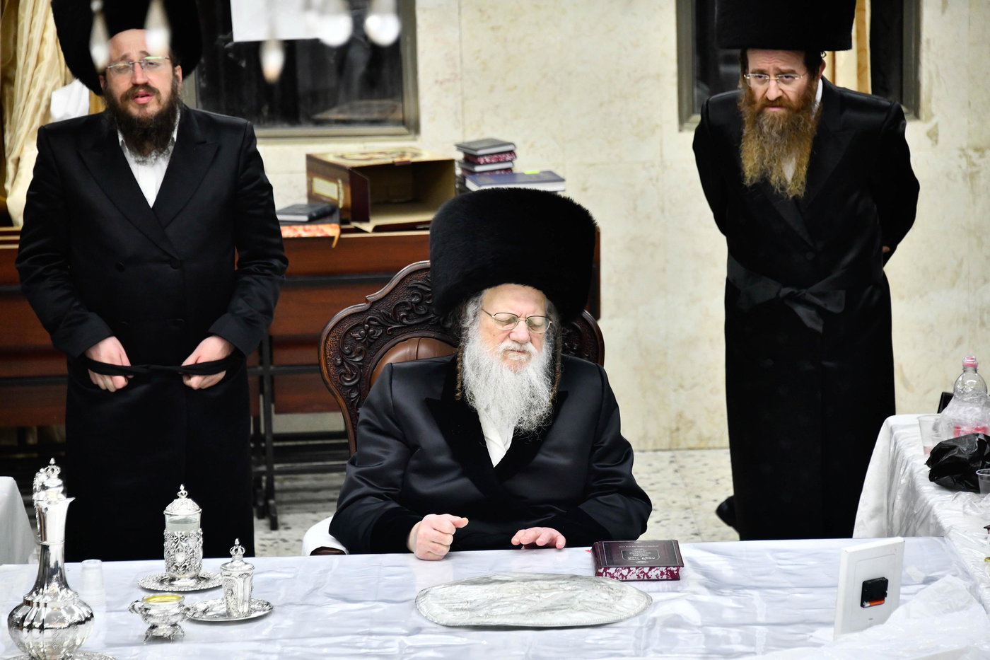 האדמו"ר ממודז'יץ בטיש נעילת החג פסח