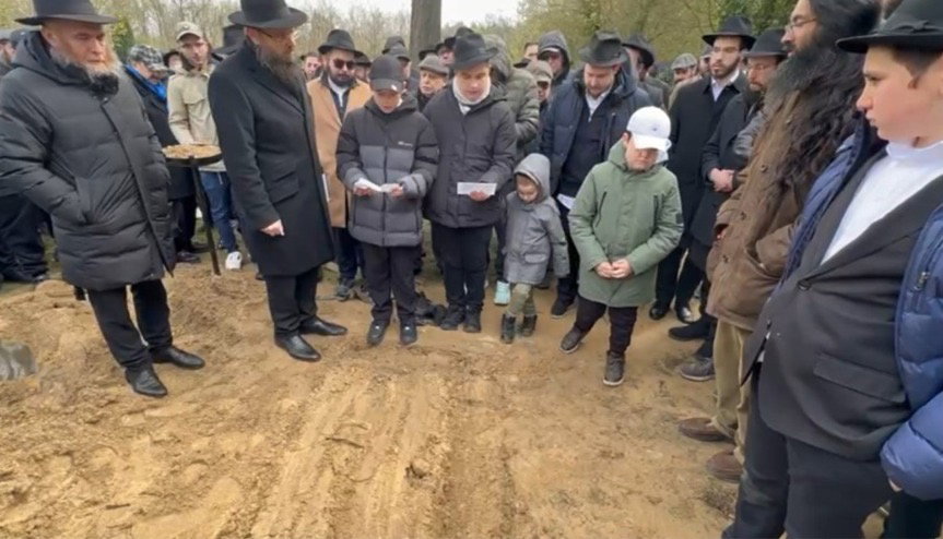 קורע לב: הקדיש המטלטל של הילדים, בני השליח החב״די בברלין