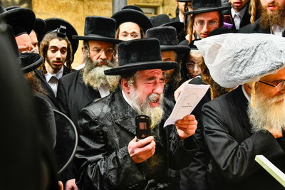 האדמו"ר מרחמסטריווקא בשריפת חמץ