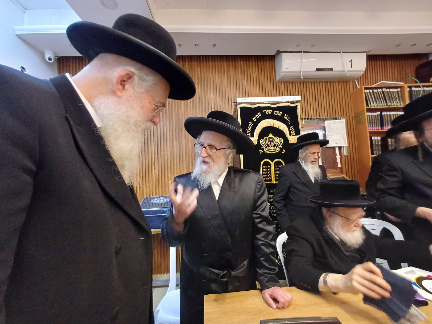 האדמו"ר מזלאטשוב במכירת חמץ