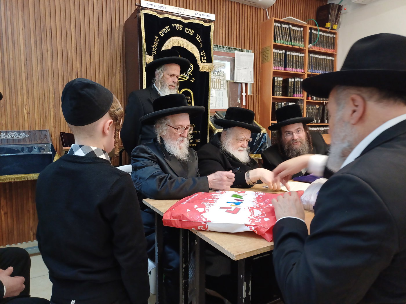 האדמו"ר מזלאטשוב במכירת חמץ