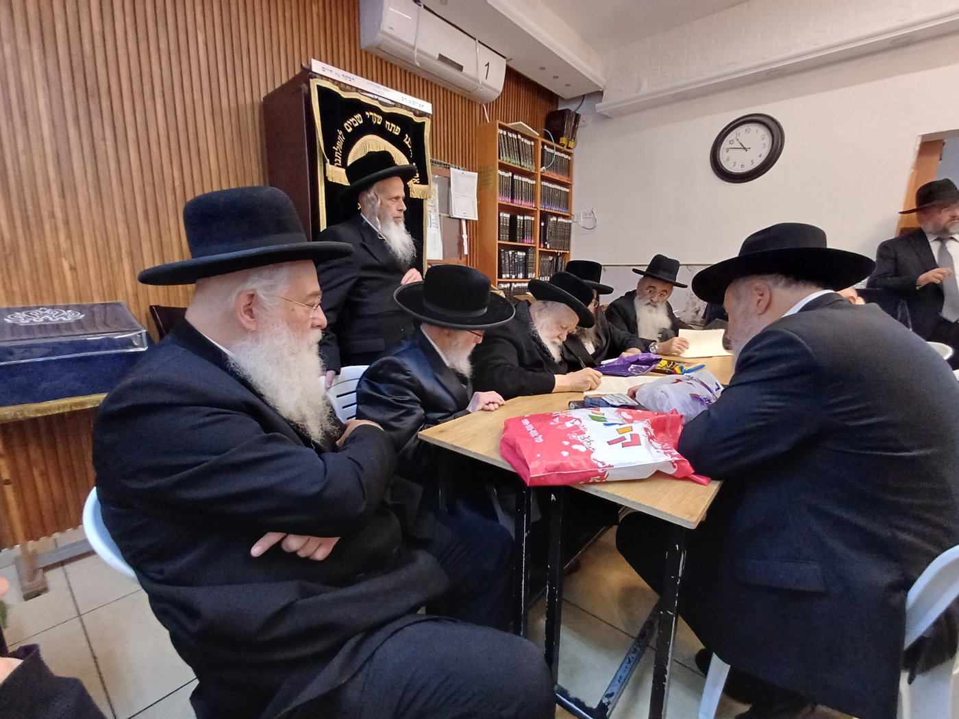 האדמו"ר מזלאטשוב במכירת חמץ