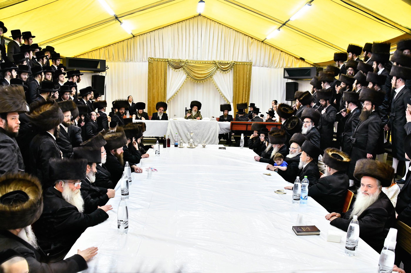 האדמו"ר מדז'יקוב ויז'ניץ בטיש חול המועד פסח