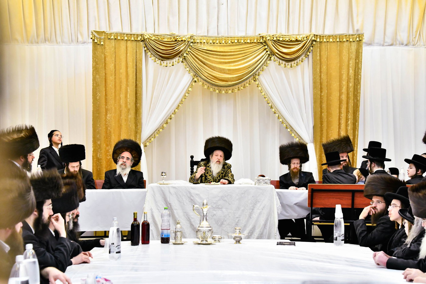 האדמו"ר מדז'יקוב ויז'ניץ בטיש חול המועד פסח