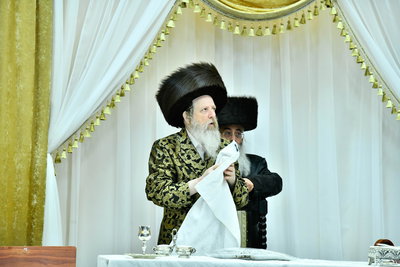 האדמו"ר מדז'יקוב ויז'ניץ בטיש חול המועד פסח