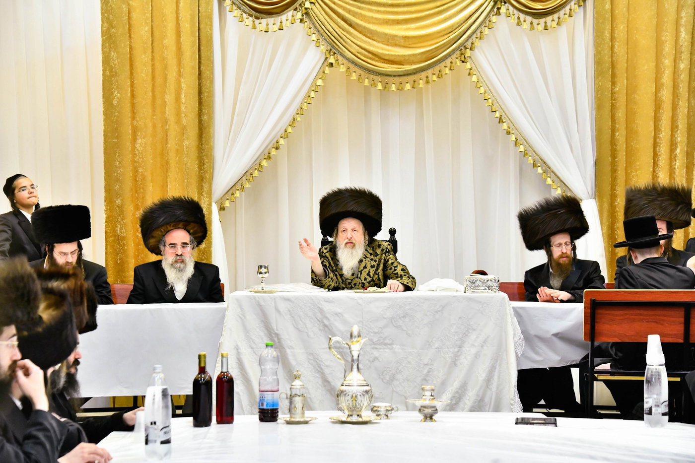 האדמו"ר מדז'יקוב ויז'ניץ בטיש חול המועד פסח