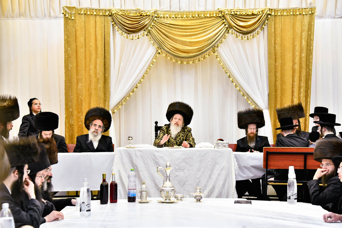 האדמו"ר מדז'יקוב ויז'ניץ בטיש חול המועד פסח