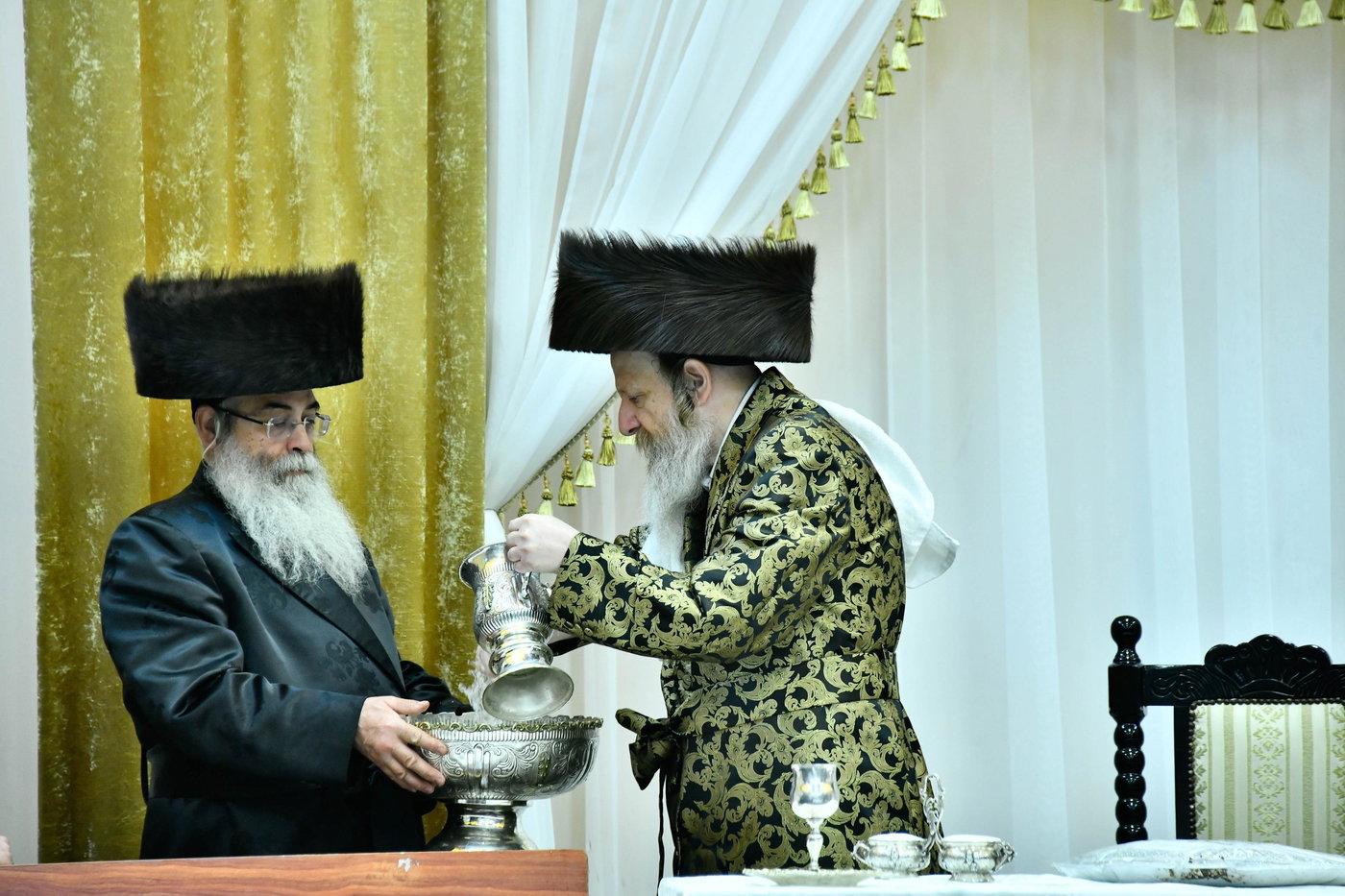 האדמו"ר מדז'יקוב ויז'ניץ בטיש חול המועד פסח