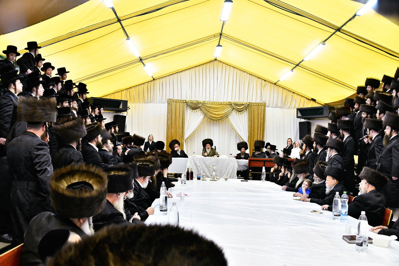 האדמו"ר מדז'יקוב ויז'ניץ בטיש חול המועד פסח