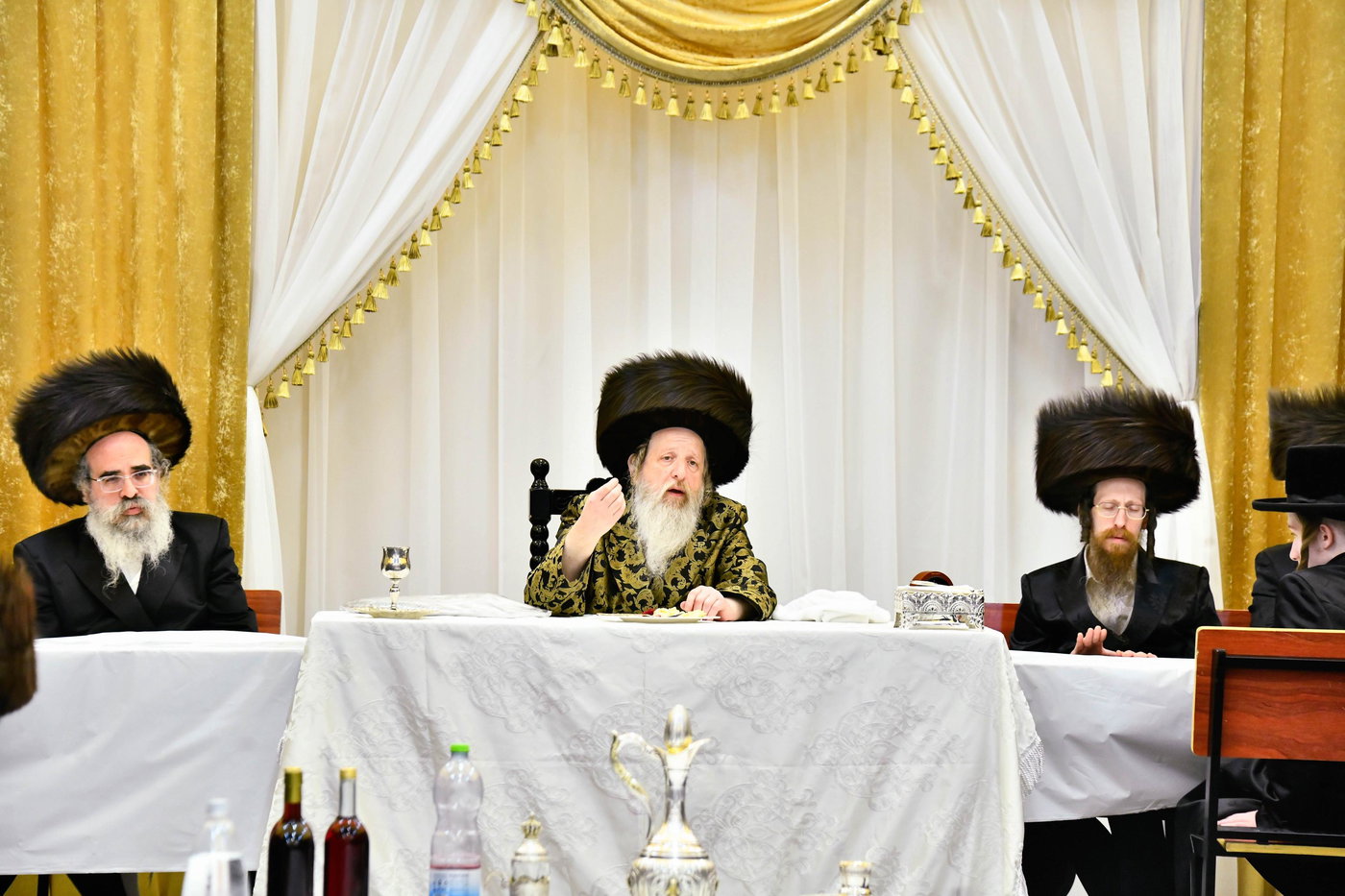 האדמו"ר מדז'יקוב ויז'ניץ בטיש חול המועד פסח