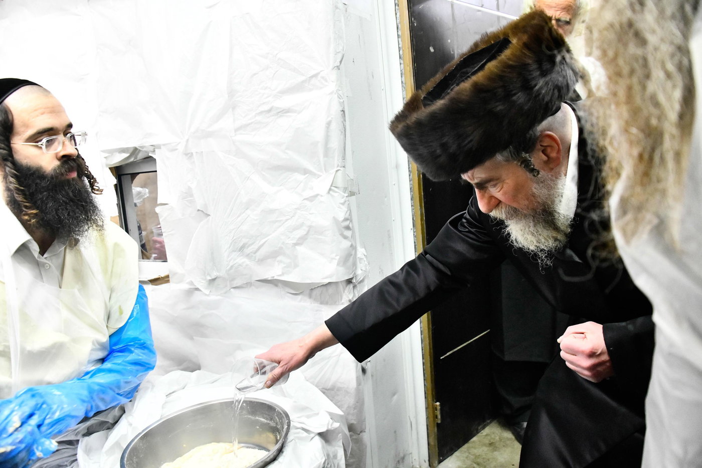 האדמו"ר מרחמסטריווקא באפיית מצות ערב פסח
