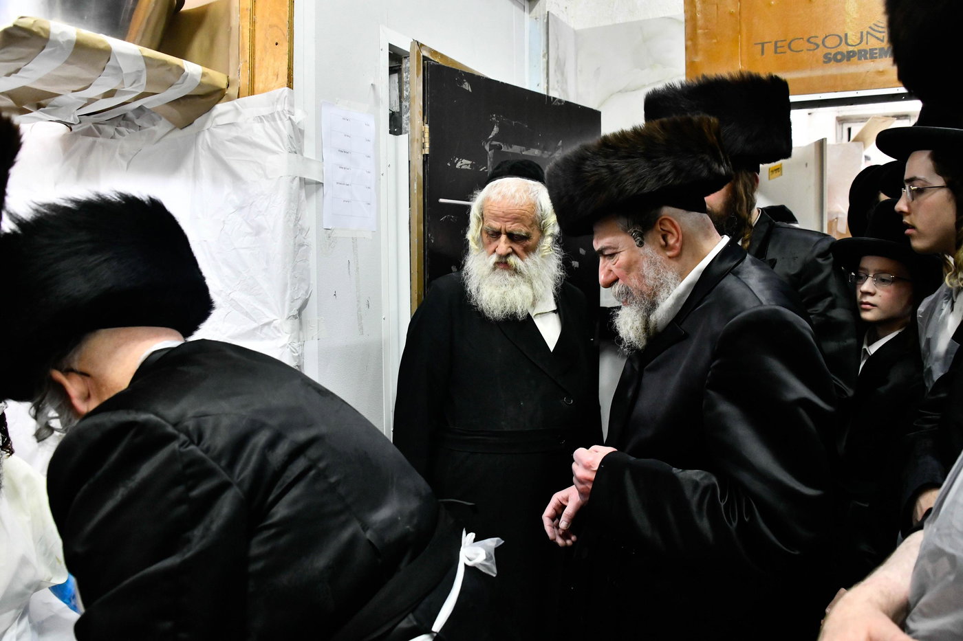 האדמו"ר מרחמסטריווקא באפיית מצות ערב פסח